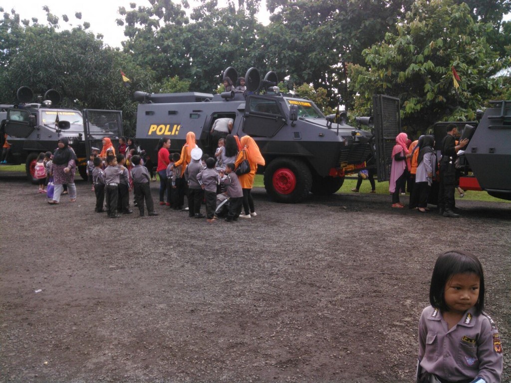 Foto: Sejumlah murid TK/RA/PAUD peserta Polsanak antusias menaiki kendaraan taktis Baracuda milik Sat II Pelopor Brimob. Dok. Humas Polsek Bogor Selatan.