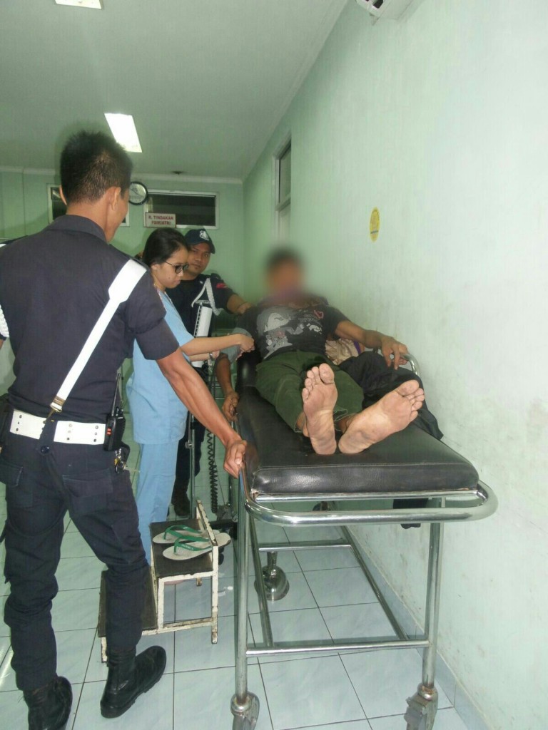 Foto: Komeng (Blur) dibawa ke RSJ Marzuki Mahdi karena sering ngamuk dan merusak rumah warga di RT 001/007 Kel. Batutulis Bogor Selatan, Rabu (10/02/2015). Dok. Humas Polsek Bogor Selatan.