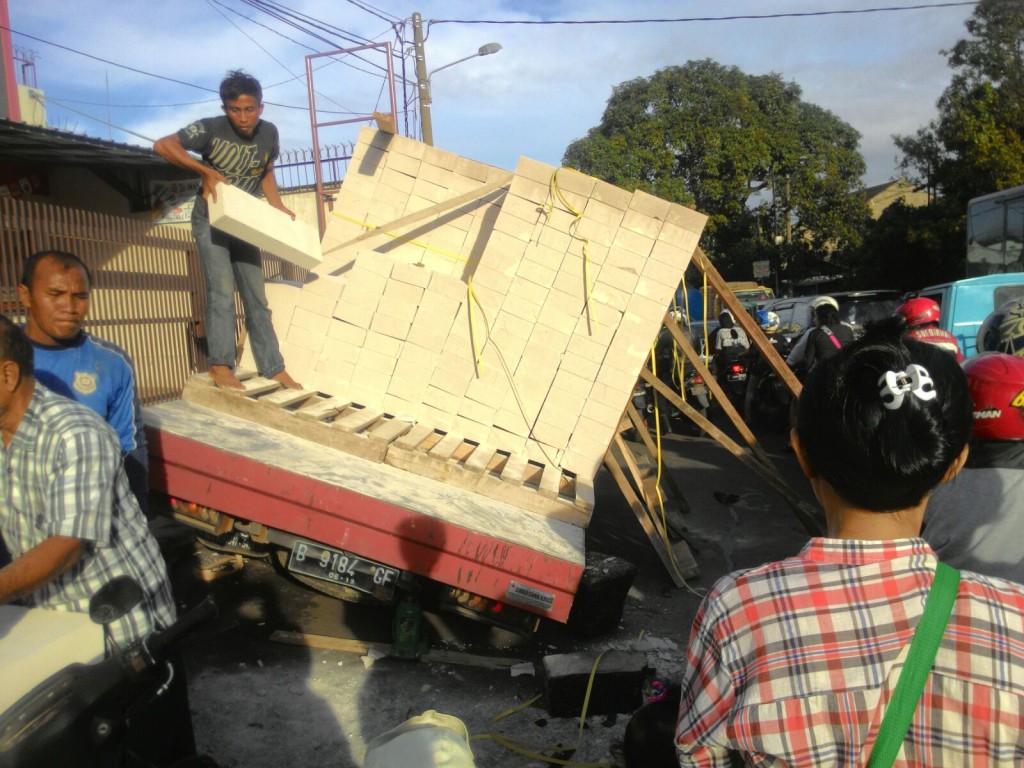 Foto: Truk penangkut Batako amblas di depan Toko Bangunan STA Jl. Pahlawan Bogor, rabu (10/02/2016)