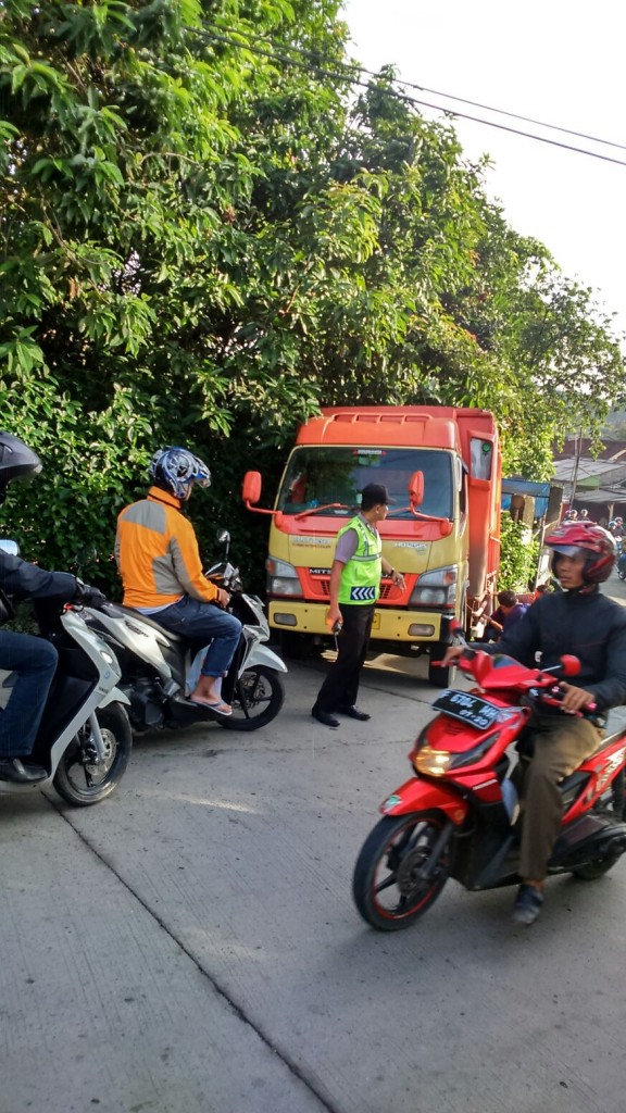 Foto: Truk Muatan Batu mogok di Tanjakan Pamoyanan Bogor Selatan, Rabu (10/02/2016). Dok. Humas Polsek Bogor Selatan.