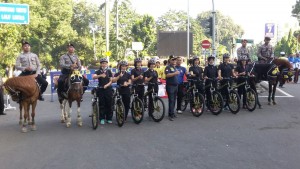 Foto: Kapolres Bogor Kota AKBP Andi Herindra S.I.K bersama Polisi Berkuda dan Polwan Bersepeda di Kawasan Car Free Day Kota Bogor, Minggu (14/2/2016). Dok. Humas Polres Bogor Kota