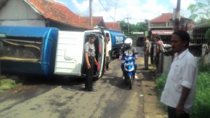 Foto: Sebuah truk tanki air mineral terguling setelah terperosok lubang galian bekas septiktank di Kp. Pilar 2 RT 01/02 Kel. Bubulak Bogor Barat kamis (18/2/2016). Dok. Humas Polsek Bogor Barat.