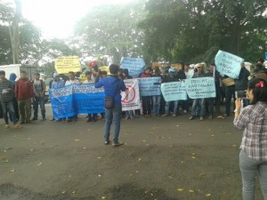 Foto: Massa Koalisi Masyarakat Pengguna Air PDAM Kota Bogor (KOMPAK) berunjuk rasa didepan Balaikota dan Kantor DPRD Kota Bogor pada Senin (22/2/2016) menuntut karyawan PDAM fokus untuk pelayanan. Dok. Humas Polsek Bogor Tengah.