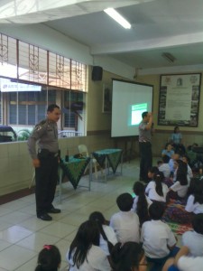 AKP Komarudin bersama AIPTU Syarifudin berikan penyuluhan kepada murid-murid SD Regina Pacis tentang tertib berlalu lintas. Dok. Humas Polsek Bogor Tengah.