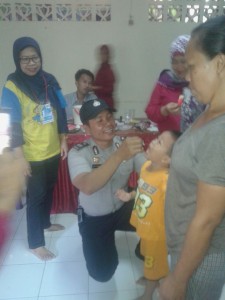 Bhabinkamtibmas Kelurahan Sindang Barang Bogor Barat bantu Kader Posyandu dalam kegiatan Pekan Imunisasi Nasional Polio