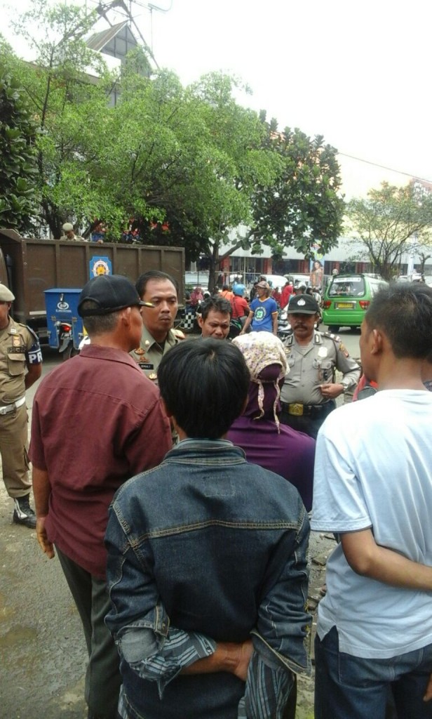 Satpol PP Kota Bogor melakukan penertiban PKL di Jl. Dewi Sartika Blok A dalam rangka persiapan Sistem Satu Arah yang akan diujicoba pada tanggal 1 sampai 4 April 2016. Dok. Humas Polsek Bogor Tengah