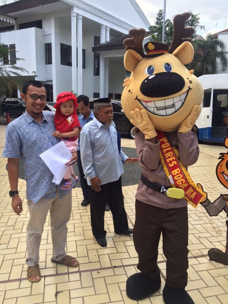 Si POBO Maskot Polres Bogor Kota berikan himbauan tertib berlalu lintas kepada pengunjung Bogor Expo 2016. Dok. Humas Polres Bogor Kota.