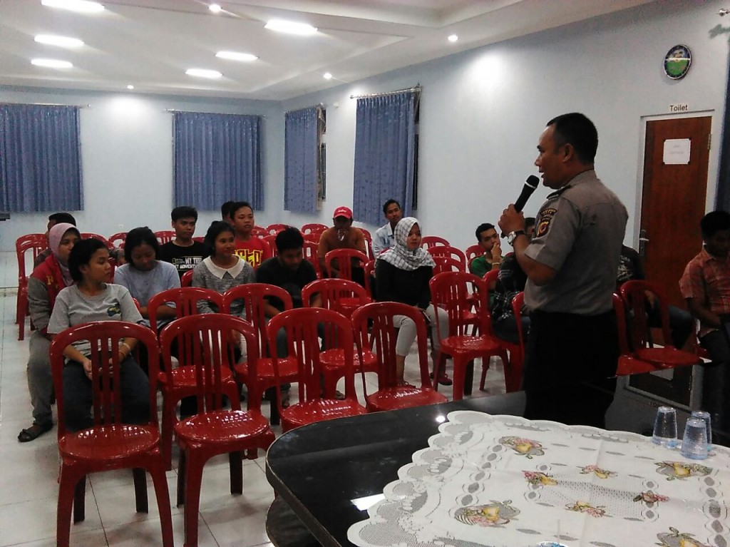 Tekan angka kriminalitas yang dilakukan remaja, Polsek Tanah Sareal gelau penyuluhan di Aula Kantor Kelurahan Kedung Badak pada jumat malam (15/4/2016). Dok Humas Polsek Tanah Sareal.