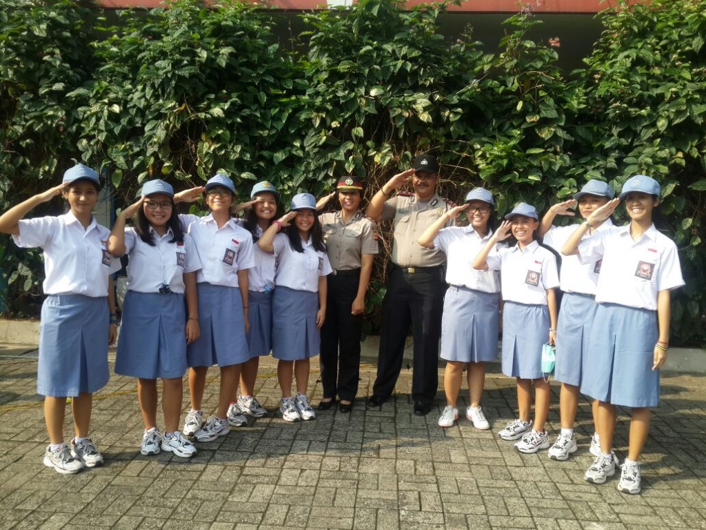 AKP Diana dan Aiptu Karsiwan foto bersama dengan Pelajar SMA Budi Mulya. Dok. Humas Polsek Bogor Tengah