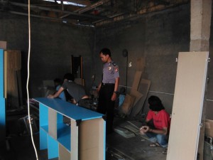 Terapkan cara Door to Door, Bripka Tri Agus kunjungi rumah Bapak Syukur yang juga digunakan sebagai bengkel pembuatan lemari di RT 04/05 Kelurahan Sukaresmi Tanah Sareal. Dok. Humas Polsek Tanah Sareal.