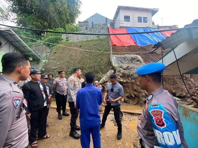 Kapolresta Bogor Kota Meninjau Lokasi Longsor Tpt Tembok Penahanan