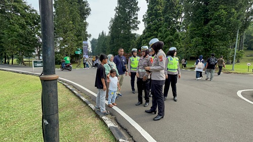 Aksi Humanis Polwan Satlantas Polresta Bogor Kota Bermain Sulap Hibur