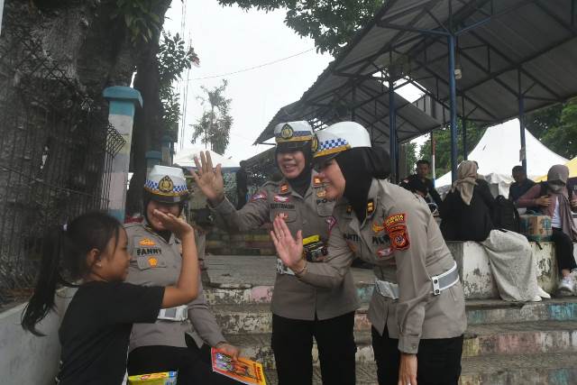 Aksi Humanis Polwan Satlantas Polresta Bogor Kota Bermain Sulap Hibur