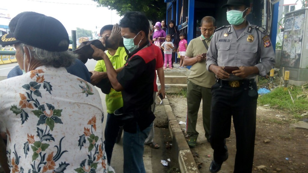 Foto: Polisi dan Pihak Kelurahan Semplak Bogor Barat evakuasi sang kakek untuk dibawa ke RSUD Kota Bogor. Dok. Humas Polsek Bogor Barat.