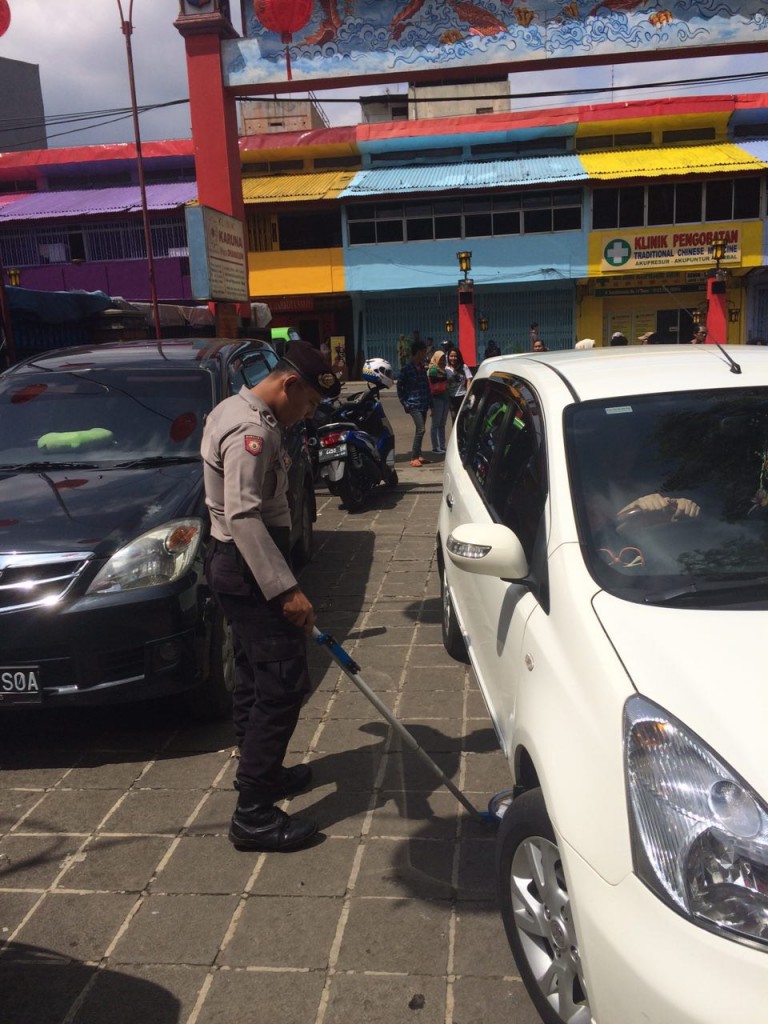 Foto: Personel Polres Bogor Kota memeriksa kendaraan yang masuk dan parkir disekitar Vihara Dhanagun. Dok. Humas Polres Bogor Kota.