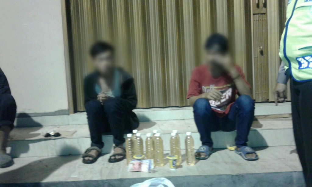 Foto: 2 orang pemuda diamankan karena kedapatan menjual miras oplosan. Dok. Humas Polsek Bogor Selatan.