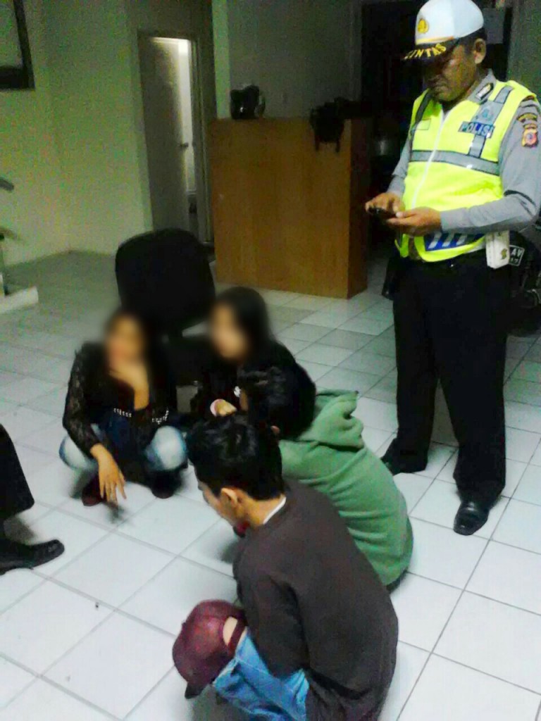 Foto: Dua pasang remaja diamankan polisi dalam keadaan mabuk di Kawasan BNR pada sabtu malam (06/02/2016. Dok. Humas Polsek Bogor Selatan.