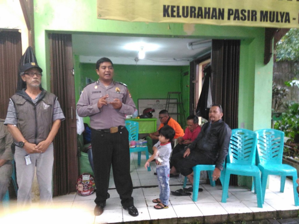 Aiptu Sodikun, Bhabinkamtibmas Kelurahan Pasir Mulya Kecamatan Bogor Barat memontivasi para elemen masyarakat untuk terus berperan aktif dalam menjaga situasi kamtibmas. Dok. Humas Polsek Bogor Barat.