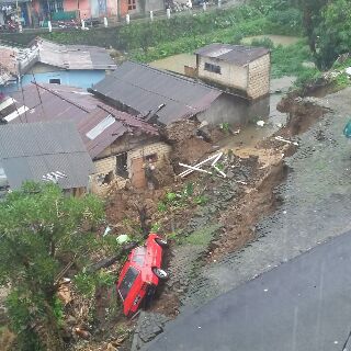 Tanah Longsor di RT 08/03 Kelurahan Lawanggintung Bogor Selatan menyebabkan 5 rumah rusak dan 1 orang mengalami luka-luka. Dok. Humas Polsek Bogor Selatan