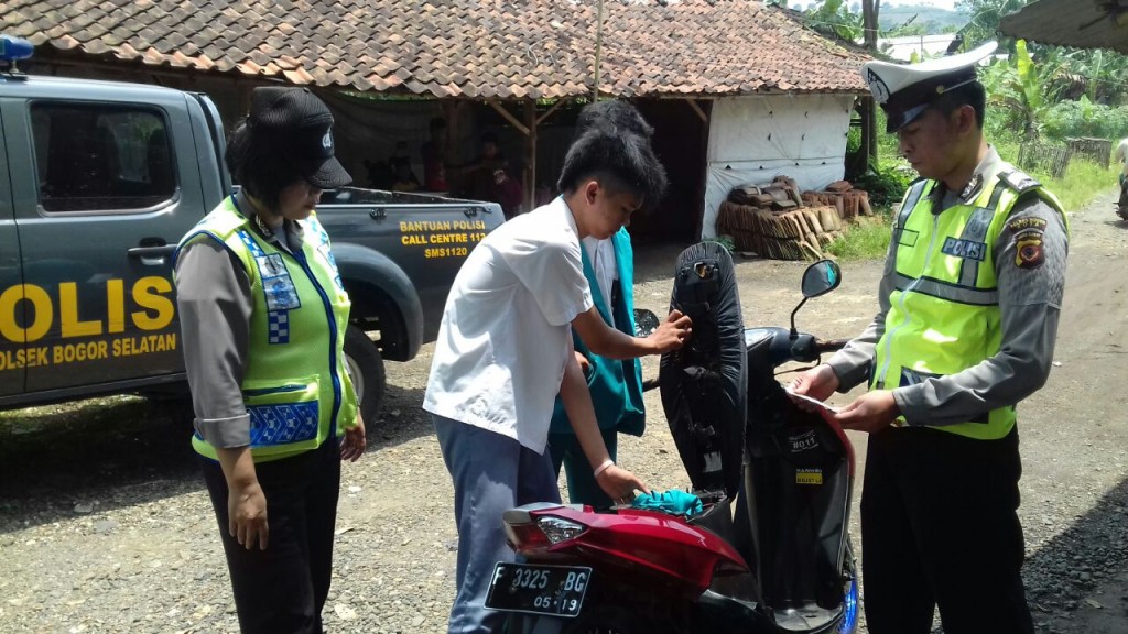 Anggota Patroli Polsek Bogor Selatan tindak pemotor dibawah umur saat sedang melaksanakan Patroli Wilayaj disekitar Tanjakan Barat Pamoyanan pada Rabu (16/3/2016). Dok. Humas Polsek Bogor Selatan.