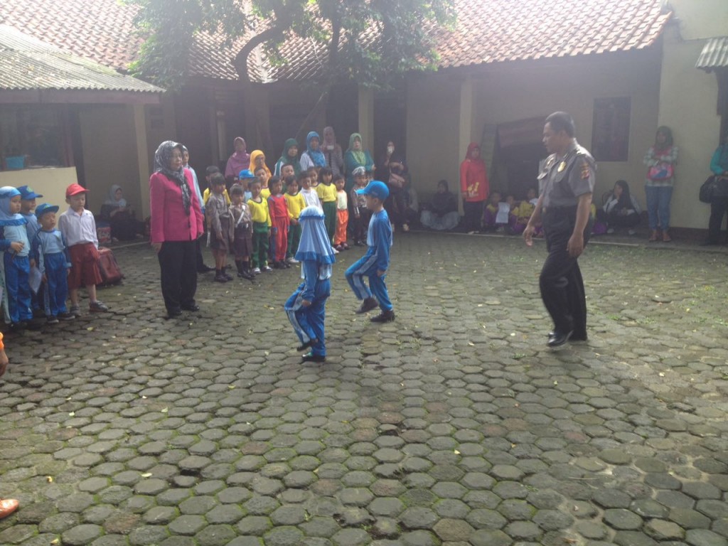 Sejumlah murid TK, PAUD dan RA Kecamatan Bogor Selatan berlatih di Polsek Bogor Selatan untuk persiapkan acara Pelantikan PSA Kecamatan Bogor Selatan. Dok. Humas Polsek Bogor Selatan.