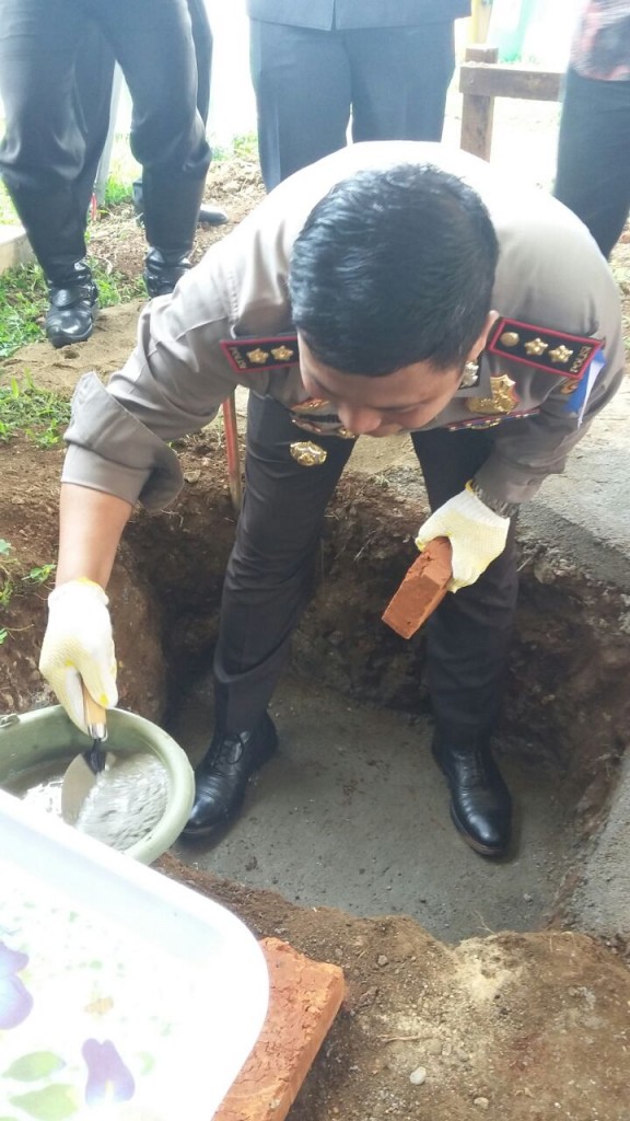 Kapolres Bogor Kota AKBP Andi Herindra S.I.K letakan batu pertama di Proyek Relokasi Pos Polisi Simpang Tol BORR pada Rabu (16/3/2016). Dok. Humas Polres Bogor Kota.