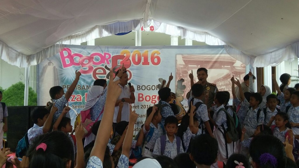 Kapolres Bogor Kota bagikan boneka Si POBO ke pelajar SD di Bogor Expo 2016. Dok. Humas Polres Bogor Kota.
