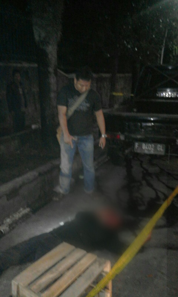 Anggota Reskrim Polsek Bogor Tengah berada di TKP pembacokan di Jl. Otista Pasar Bogor pada Selasa dini hari (8/3/2016)