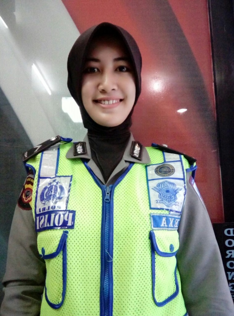 Bripda Eka Sri Rahayu, Polwan Sat Lantas Polres Bogor Kota yang bantu korban kecelakaan ketika tengah tambal ban motornya. Dok. Humas Polres Bogor Kota.