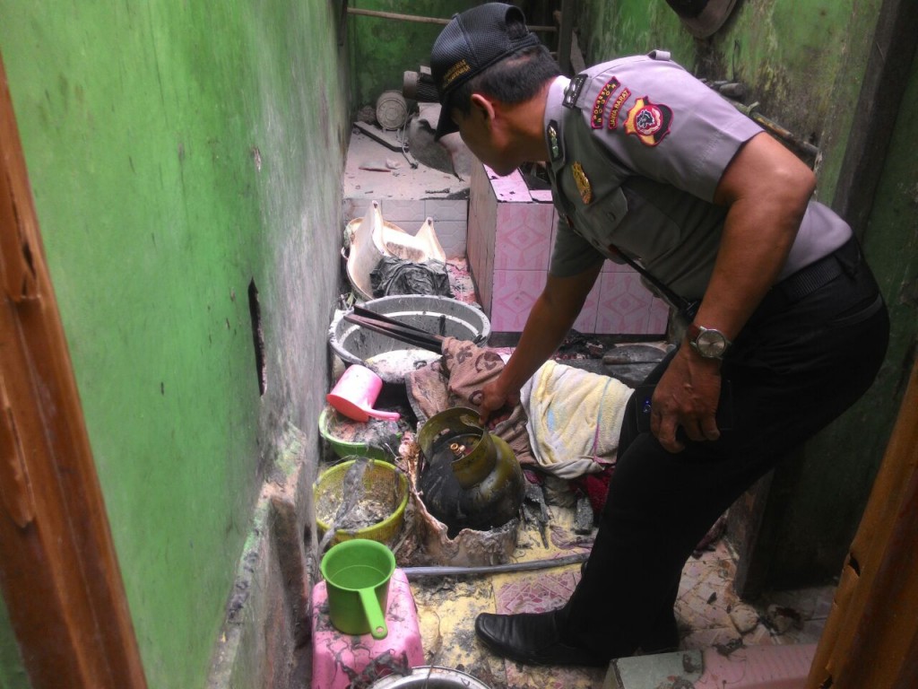 Bhabinkamtibmas Kelurahan Ranggamekar menunjukan tabung gas 3 Kg yang meledak di Rumah Makan Padang Nusa Indah.