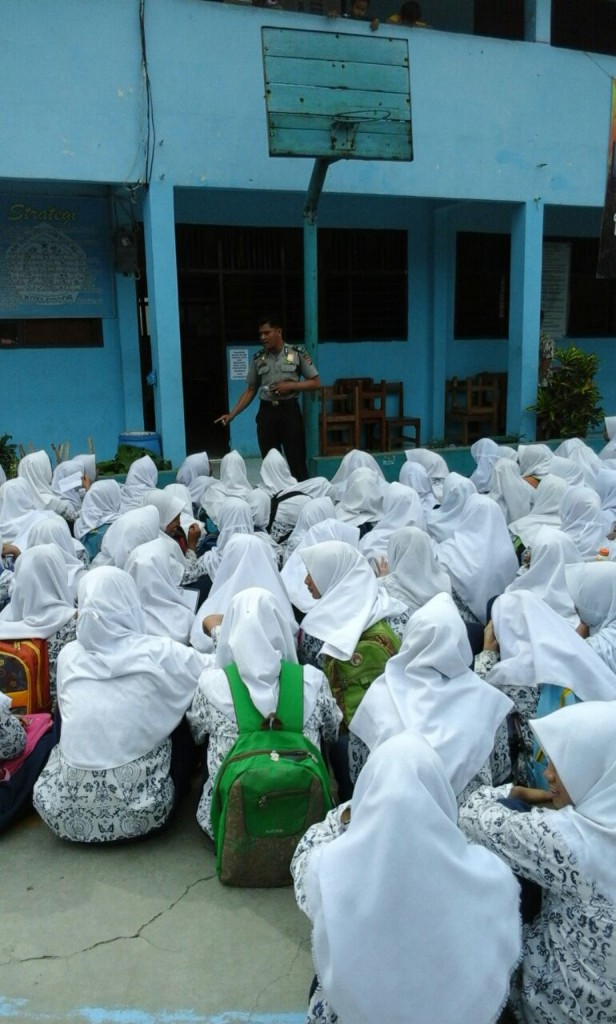 Aiptu Unang Ali Hasan, Bhabinkamtibmas Kelurahan Bubulak berikan penyuluhan kepada pelajar MTs Yasiba yang telah selesai mengikuti Ujian Nasional tingkat SMP/MTs. Dok. Humas Polsek Bogor Barat.