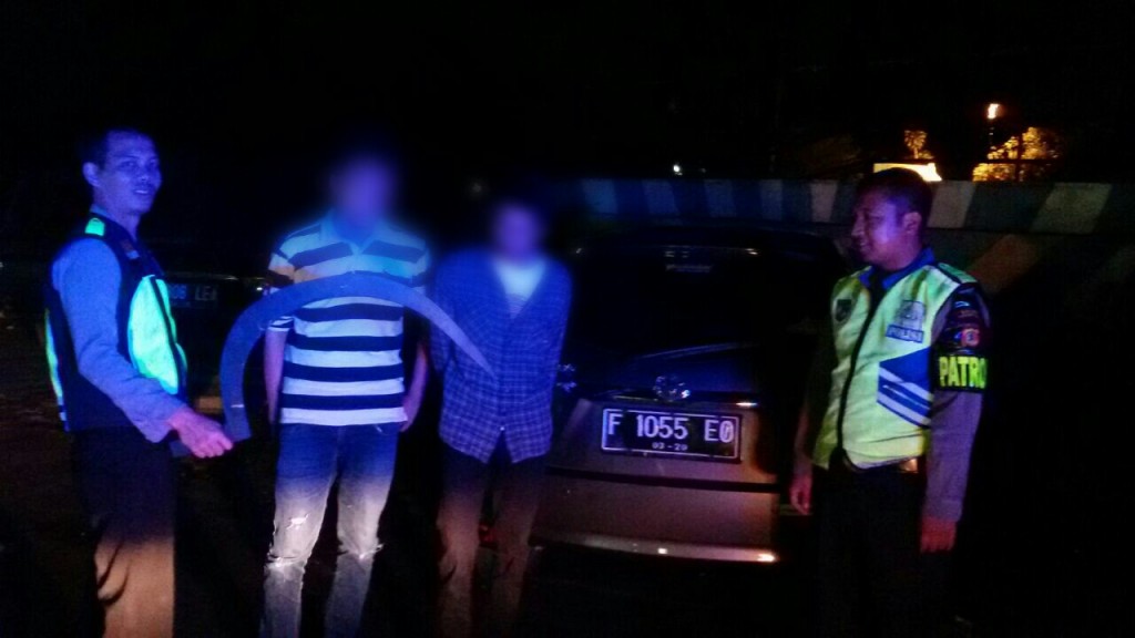 Petugas Patroli Polres Bogor Kota amankan dua orang pria karena bawa senjata tajam dalam mobil yang ikut rombongan SOTR. Dok. Humas Polres Bogor Kota.