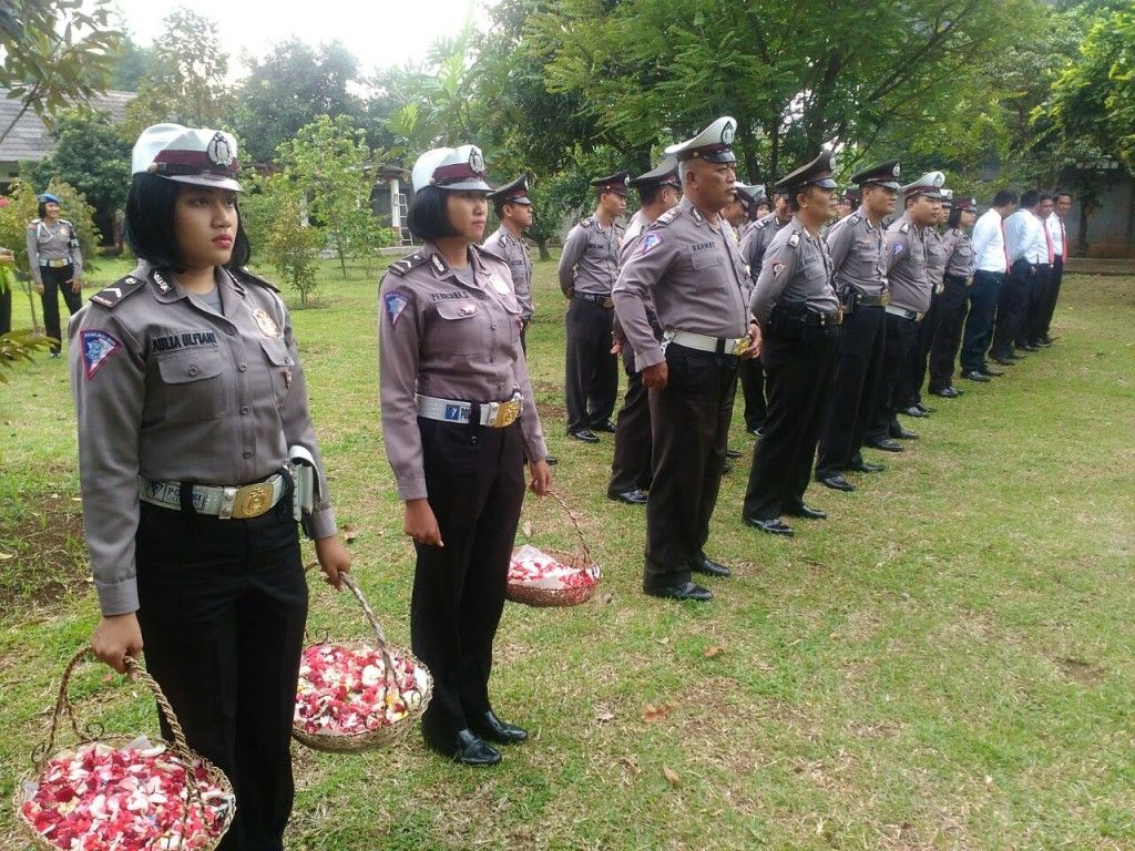 Peserta Upacara di Komplek Makam Keluarga Jenderal (Purn) M. sanusi