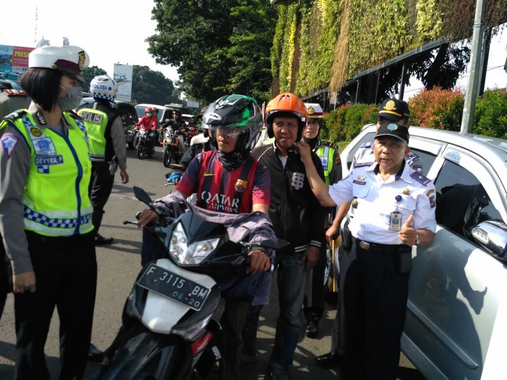 Unit Dikyasa Dan DLLAJ Kota Bogor Kampanye Tertib Lantas Bagikan Helm ...