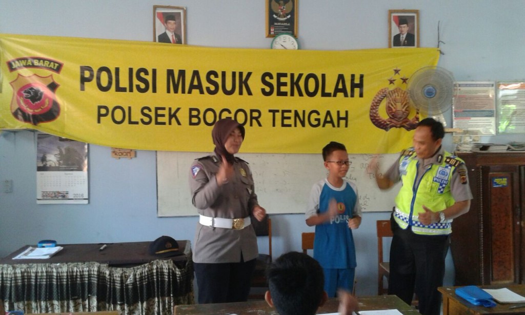 Anggota Polsek Bogor Tengah berikan penyuluhan kepada siswa-siswi SDN Polisi 1 dalam program Polisi Masuk Sekolah. Dok. Humas Polsek Bogor Tengah