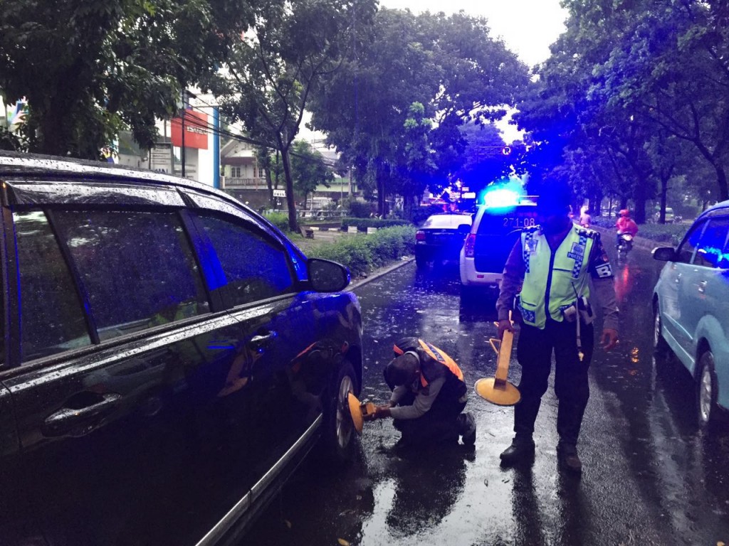 Sejumlah mobil-mobil digembok bannya karena parkir sembarangan. Dok. Humas Polres Bogor Kota.