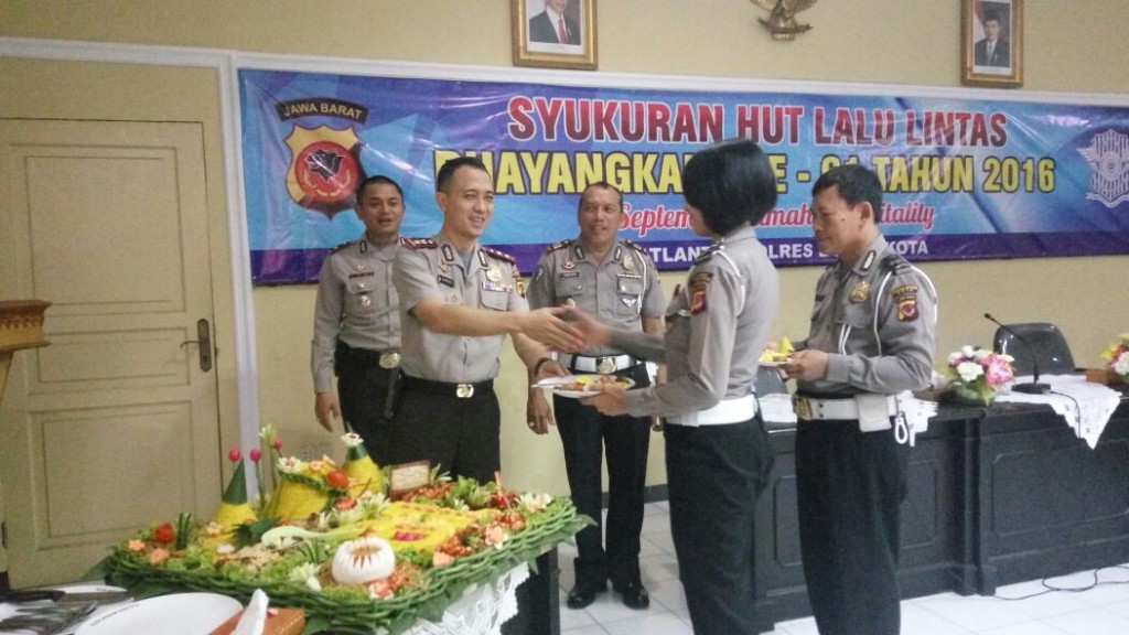 Kapolres Bogor Kota berikan potongan tumpeng kepada personel Lalu Lintas dalam acara Syukuran HUT Polisi Lalu Lintas ke-61 Tahun. Dok. Humas Polres Bogor Kota.