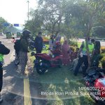 Polantas Bantu Evakuasi Penumpang Sepeda Motor Yang Meninggal Dalam Perjalanan