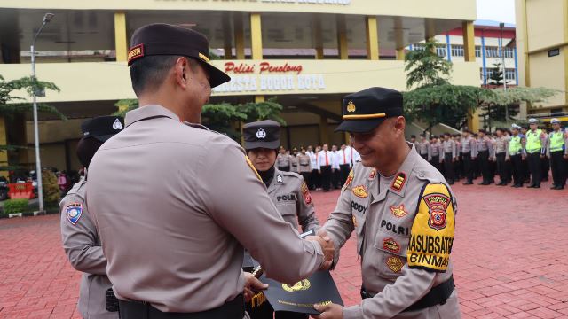 Kapolresta Bogor Kota Memberikan Penghargaan Kepada Anggota Yang ...