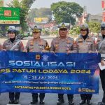 Kasat Lantas Polresta Bogor Kota Kampenye Road Safety Dengan Bagi Helm dan Imbau Langsung Pengendara di Jalan