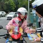 Aksi Humanis Operasi Patuh, Satlantas Polresta Bogor Kota Bagikan Snack ke Pengguna Jalan